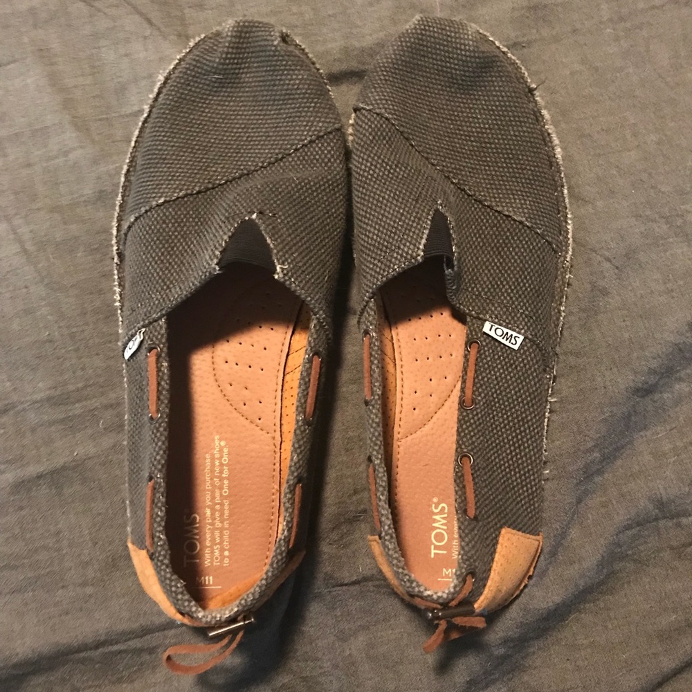 Men’s TOMS.